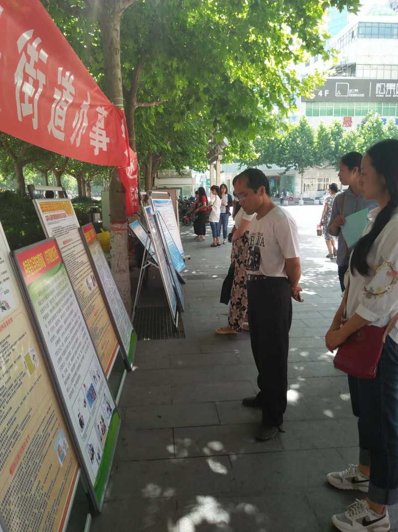 4 渭滨 认真阅读的路人.jpg
