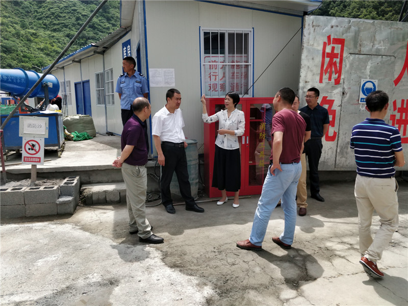 督查组实地查看白河县档案馆建设情况，县委常委组织部长张吉彩陪同（女）.jpg